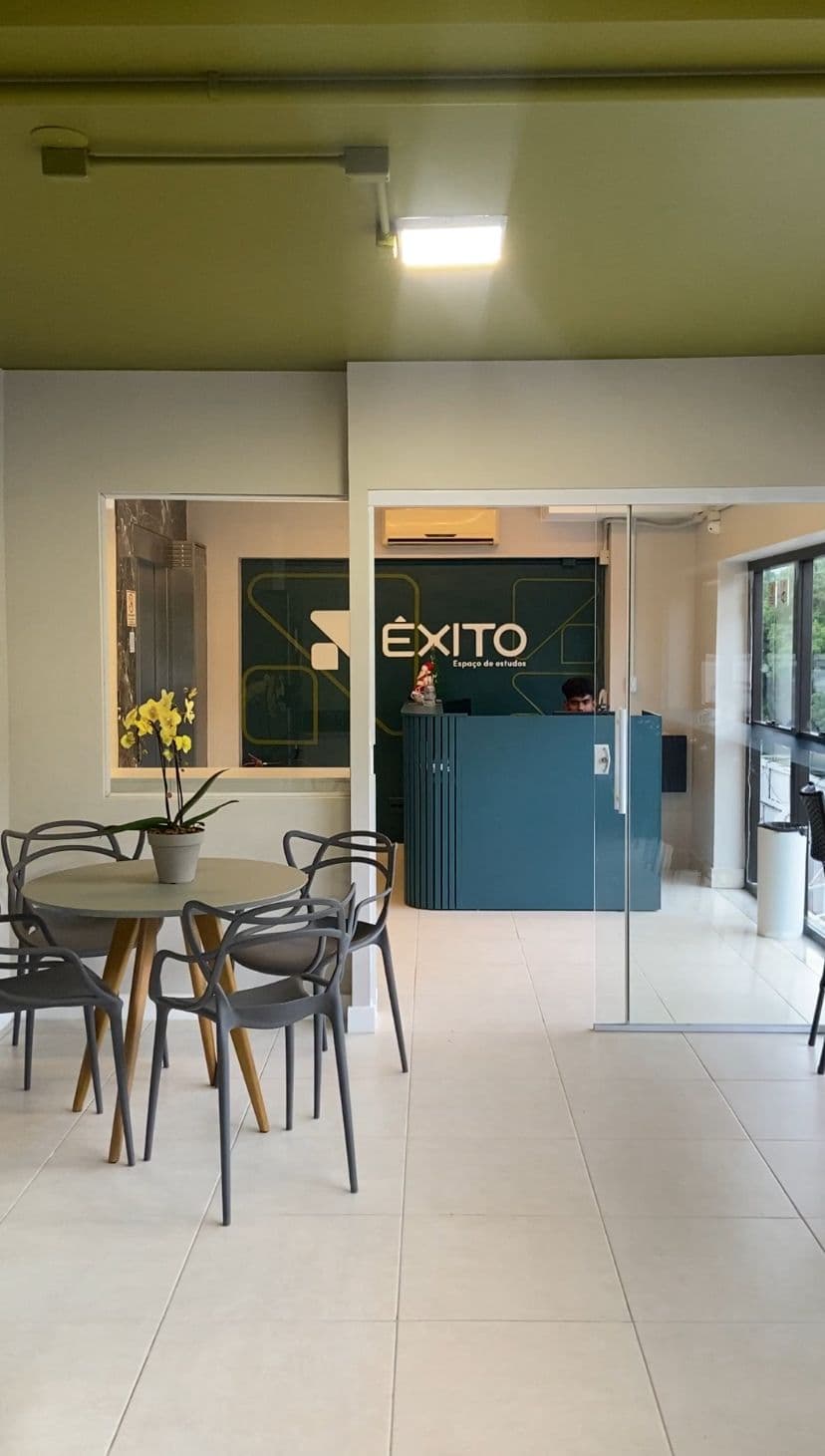 Recepção da Êxito com mesa redonda e balcão azul