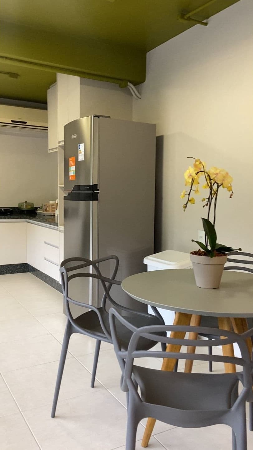 Cozinha da Êxito com geladeira inox e orquídea