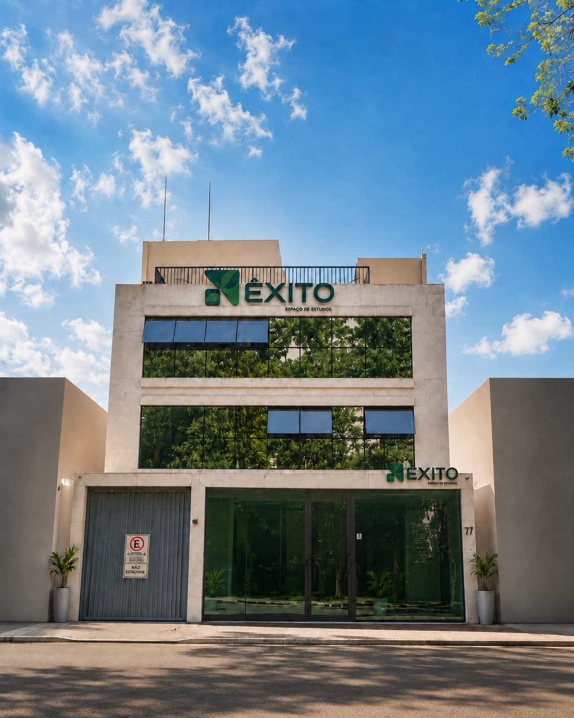 Fachada frontal do prédio Êxito Espaço de Estudos com céu azul